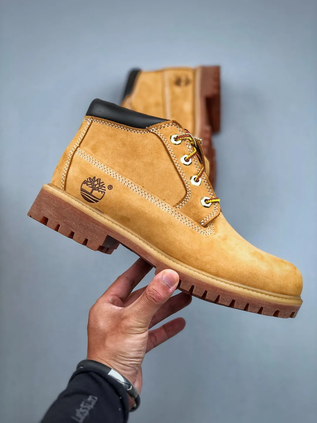 Local pick-up 💰600 available in stores [New product real shots] Dongguan original Y version #Men's and women's shoes true standard half size Dongguan OEM quality #Upgraded original 2025 version packaging box and accessories #Original last paper version data development version #Original Baoyuan injection machine #Three-line computer sewing lines are in line #Using the same source of imported first-layer frosted leather It has the function of resisting water splashing (all interiors are made of real leather materials!!) #Original consistent full nubuck leather collar #Anti-fatigue shock-absorbing honeycomb PU insole #Lightweight anti-slip rubber foam combination bottom ❗ The world's leading outdoor brand·Timberland/Timberland Fatigue Chukka Nubuck Boots classic outdoor short-cut all-match workwear Martin boots "Wheat Yellow Black" Size: Female 35.5 36 37 38 39 Male 39.5 40 41 42 43 44 (Leather shoe size: one size larger than sports shoes!) Original hardware molded shoelace buckle Newly upgraded top-notch craftsmanship Original OEM in Zhongshan Original imported waterproof leather Injection outsole Horizontal folding, dynamic water-repellent, original and consistent full nubuck leather collar, all-cow lining, brand new original packaging shoe box, exclusive supply in the market